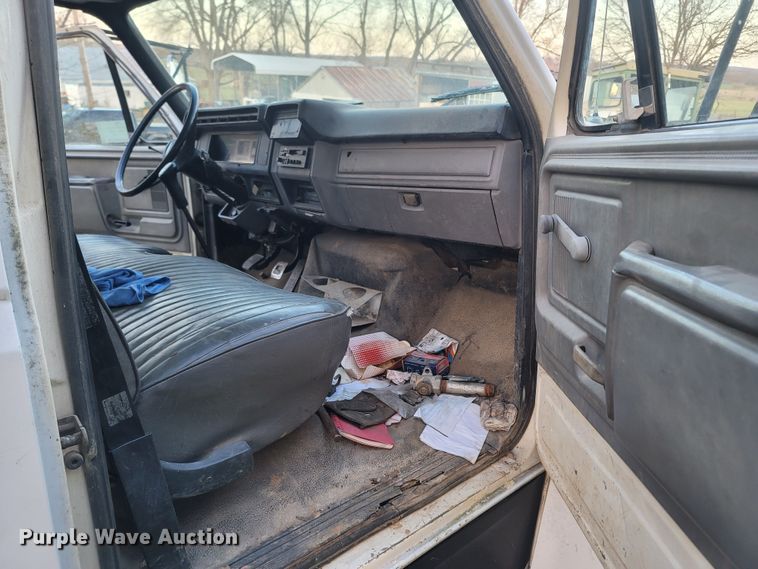 image for item DO1486 1995 Ford F800  dump truck