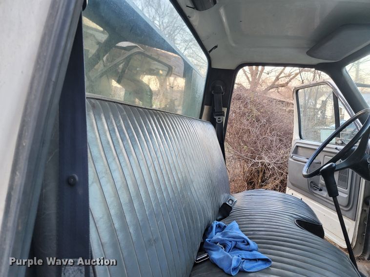 image for item DO1486 1995 Ford F800  dump truck