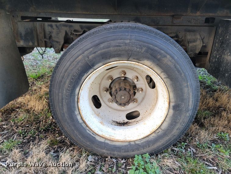 image for item DO1486 1995 Ford F800  dump truck