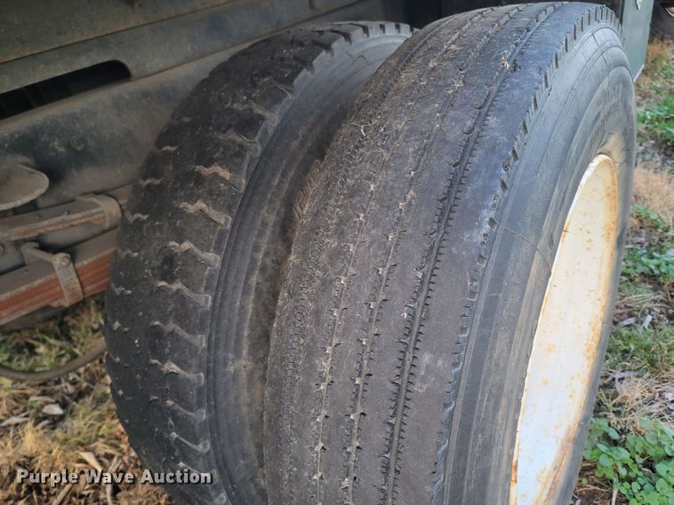 image for item DO1486 1995 Ford F800  dump truck