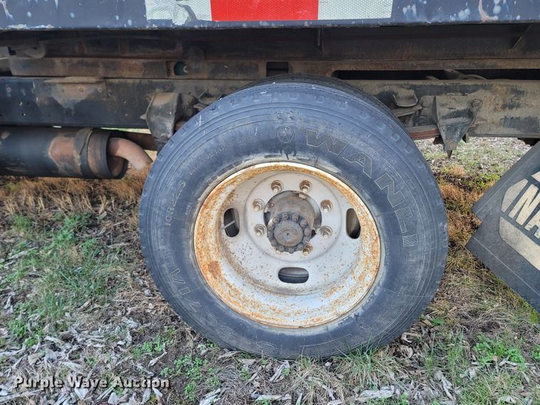 image for item DO1486 1995 Ford F800  dump truck