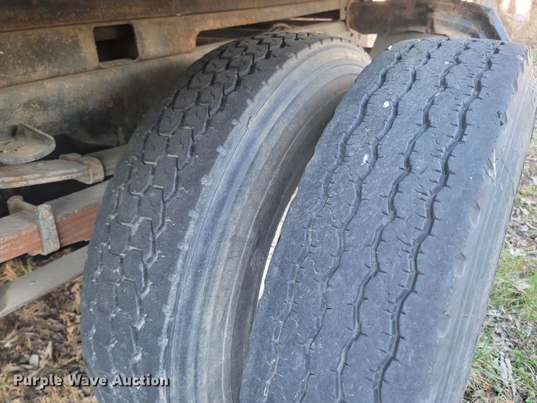 image for item DO1486 1995 Ford F800  dump truck