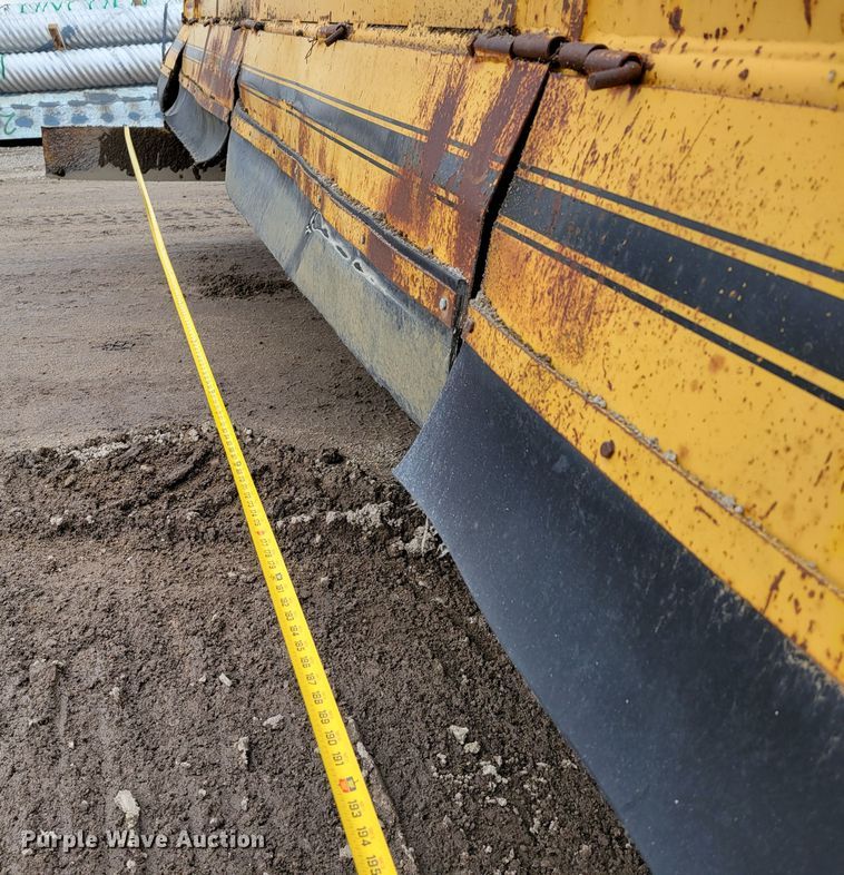 image for item DO4184 2001 Gomaco 9500  trimmer