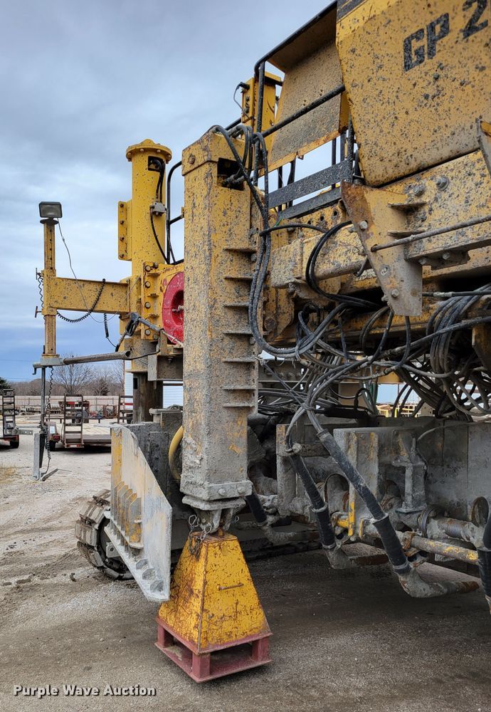 image for item DO4189 2002 Gomaco GP2600  slip form paver