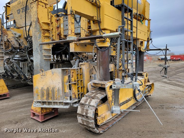 image for item DO4189 2002 Gomaco GP2600  slip form paver