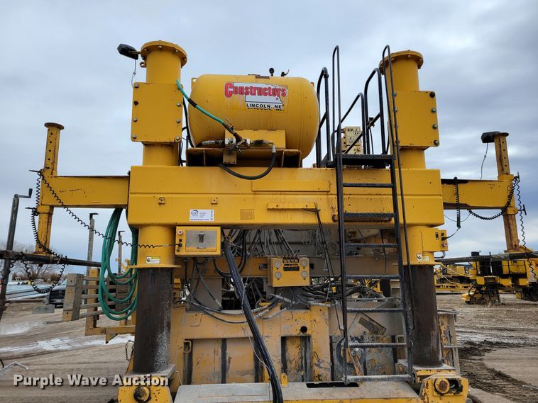 image for item DO4189 2002 Gomaco GP2600  slip form paver