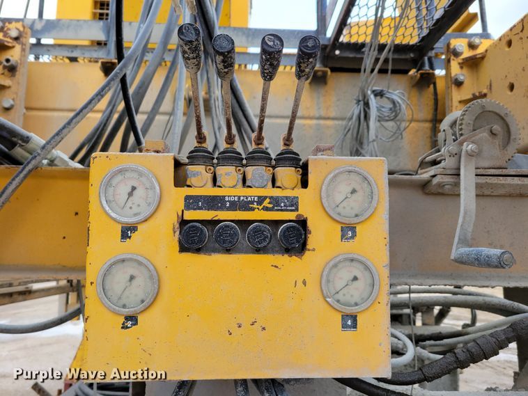 image for item DO4189 2002 Gomaco GP2600  slip form paver