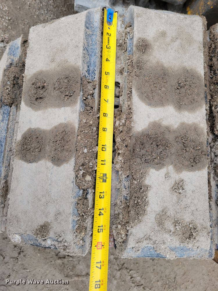 image for item DO4189 2002 Gomaco GP2600  slip form paver