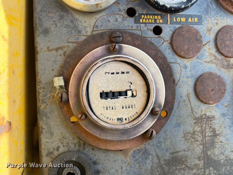 image for item DP0036 1971 International E200  elevating scraper