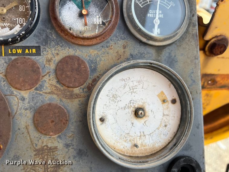 image for item DP0036 1971 International E200  elevating scraper