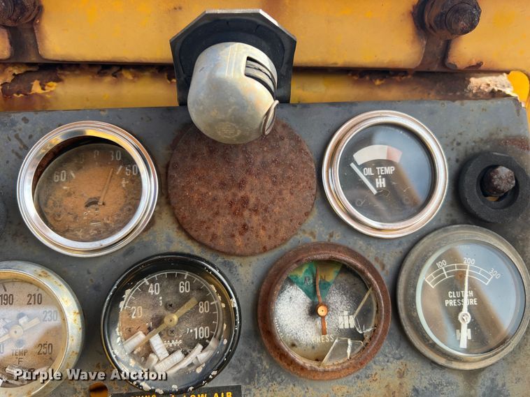 image for item DP0036 1971 International E200  elevating scraper