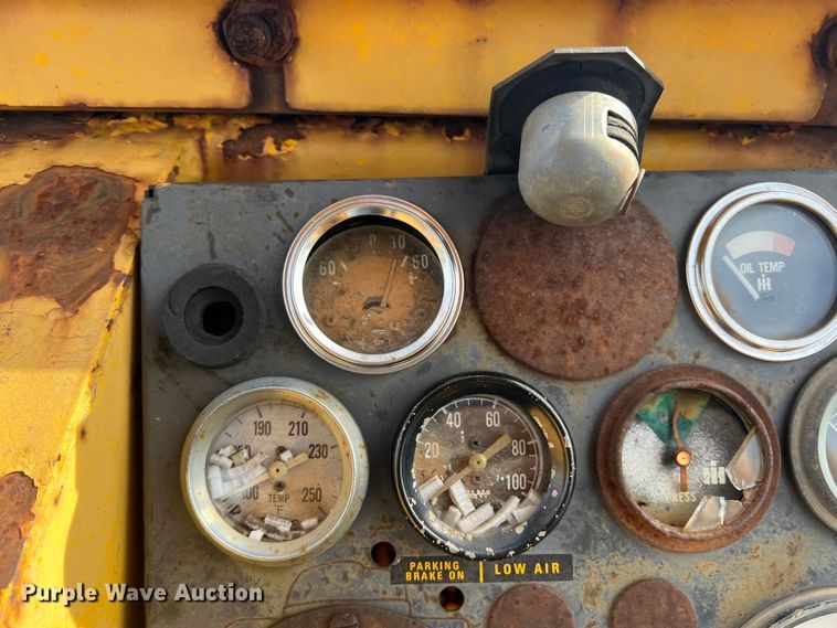 image for item DP0036 1971 International E200  elevating scraper