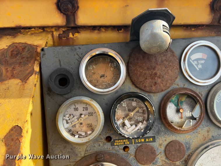 image for item DP0036 1971 International E200  elevating scraper