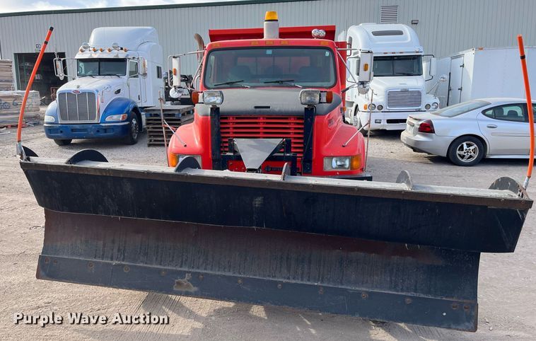 image for item DQ3990 1999 International 4900  dump truck