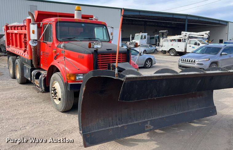 image for item DQ3990 1999 International 4900  dump truck