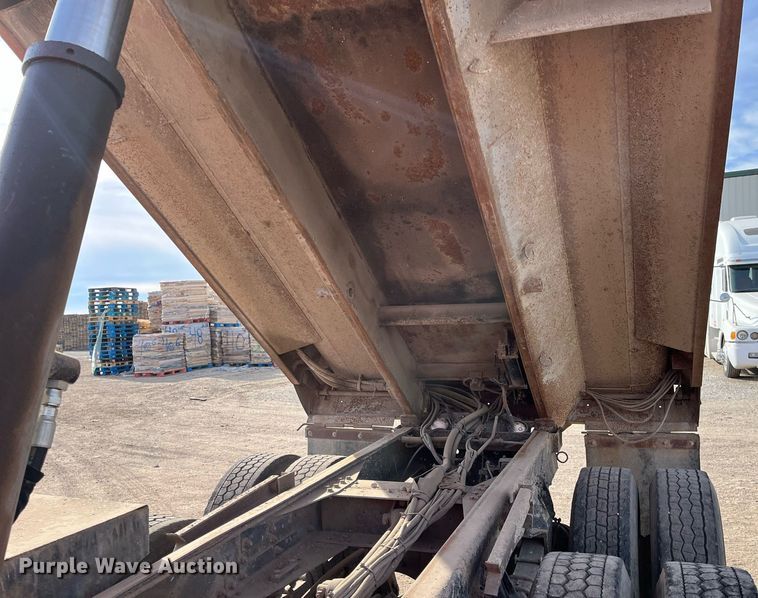 image for item DQ3990 1999 International 4900  dump truck