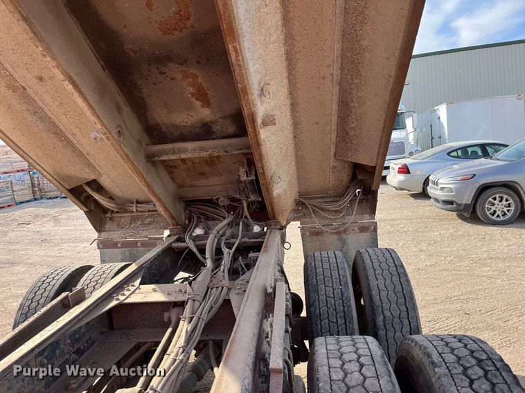 image for item DQ3990 1999 International 4900  dump truck