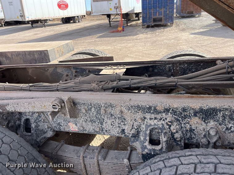 image for item DQ3990 1999 International 4900  dump truck