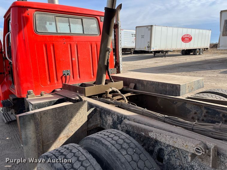 image for item DQ3990 1999 International 4900  dump truck