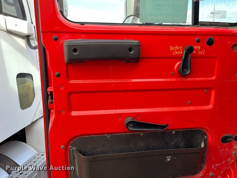 image for item DQ3990 1999 International 4900  dump truck