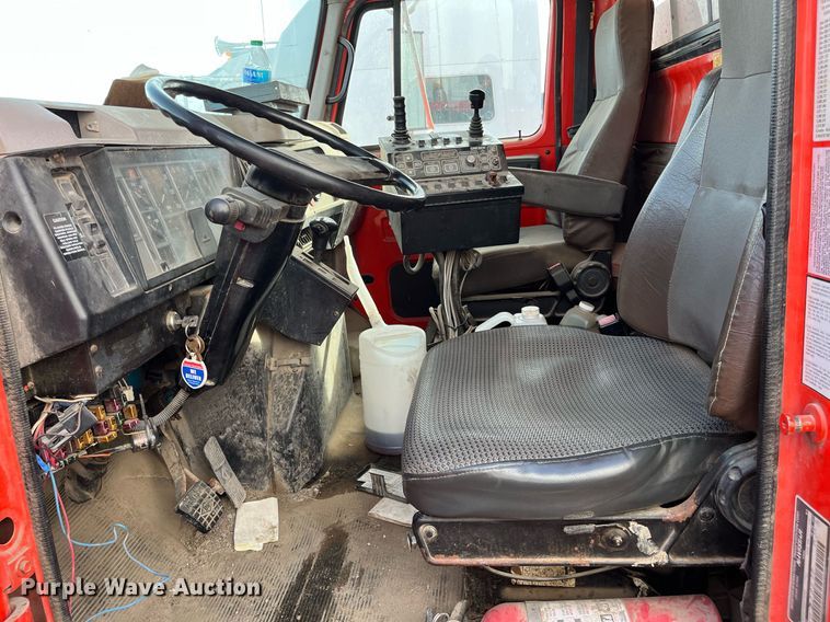 image for item DQ3990 1999 International 4900  dump truck