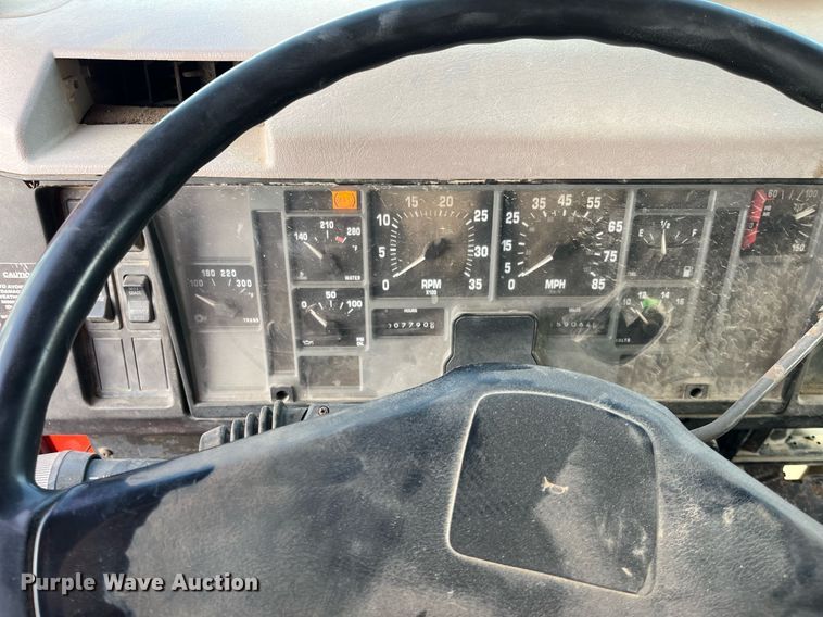 image for item DQ3990 1999 International 4900  dump truck