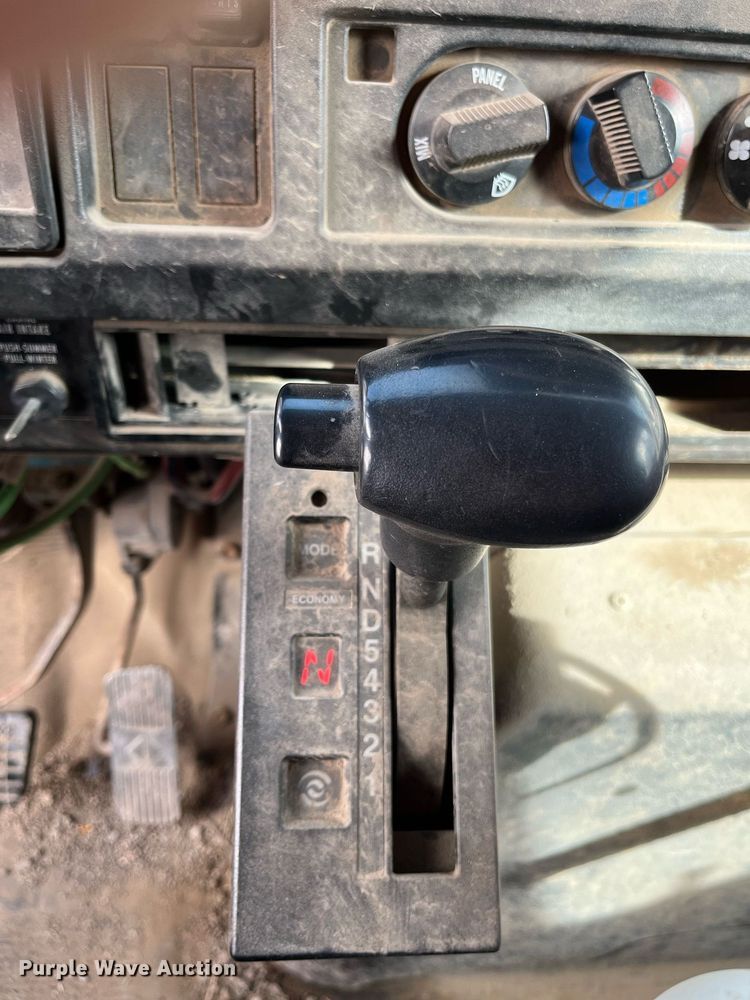 image for item DQ3990 1999 International 4900  dump truck