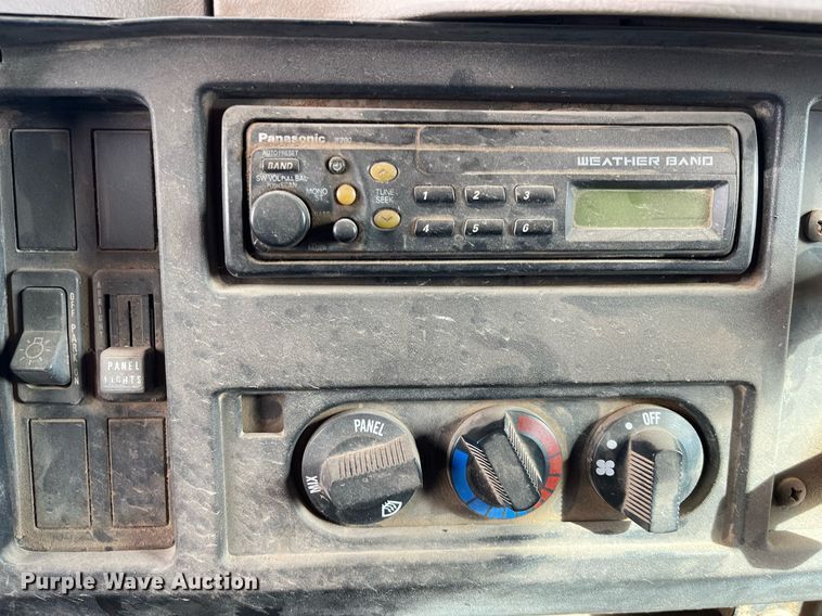 image for item DQ3990 1999 International 4900  dump truck