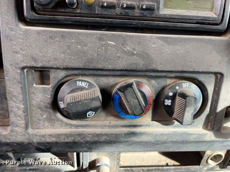 image for item DQ3990 1999 International 4900  dump truck