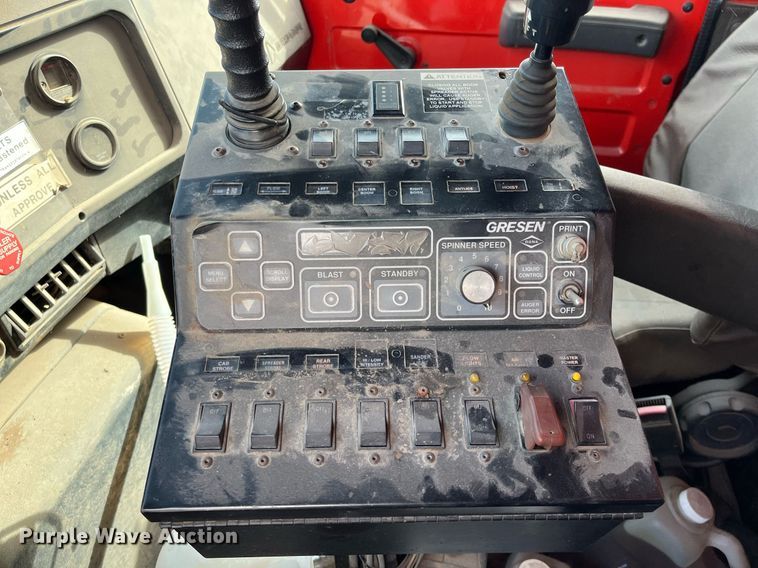 image for item DQ3990 1999 International 4900  dump truck