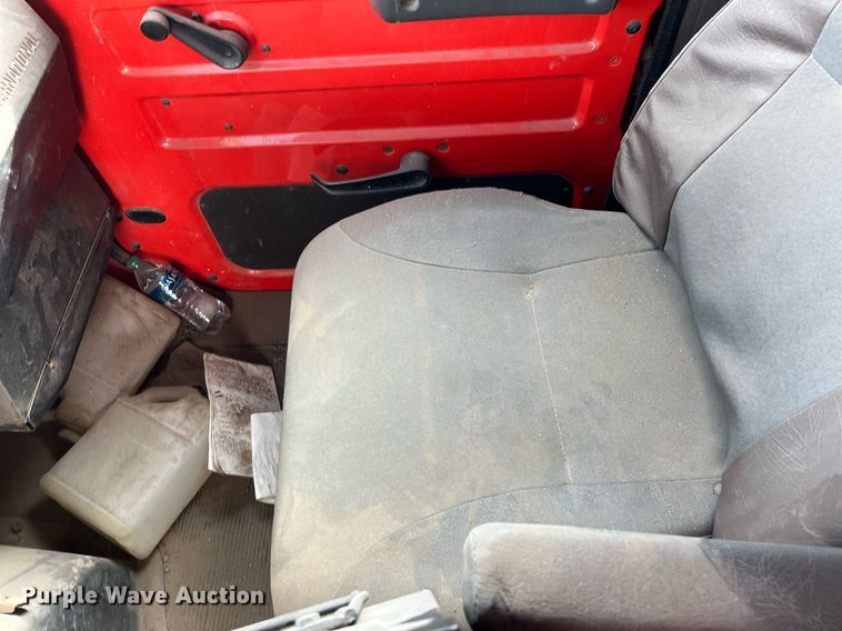 image for item DQ3990 1999 International 4900  dump truck