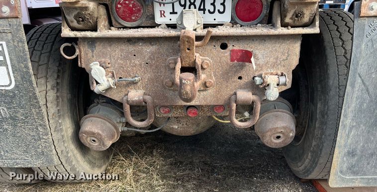 image for item DQ3990 1999 International 4900  dump truck