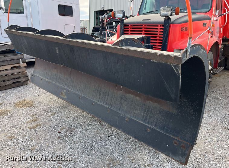 image for item DQ3990 1999 International 4900  dump truck