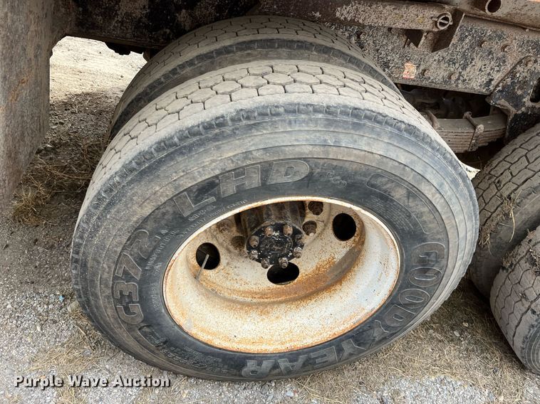 image for item DQ3990 1999 International 4900  dump truck