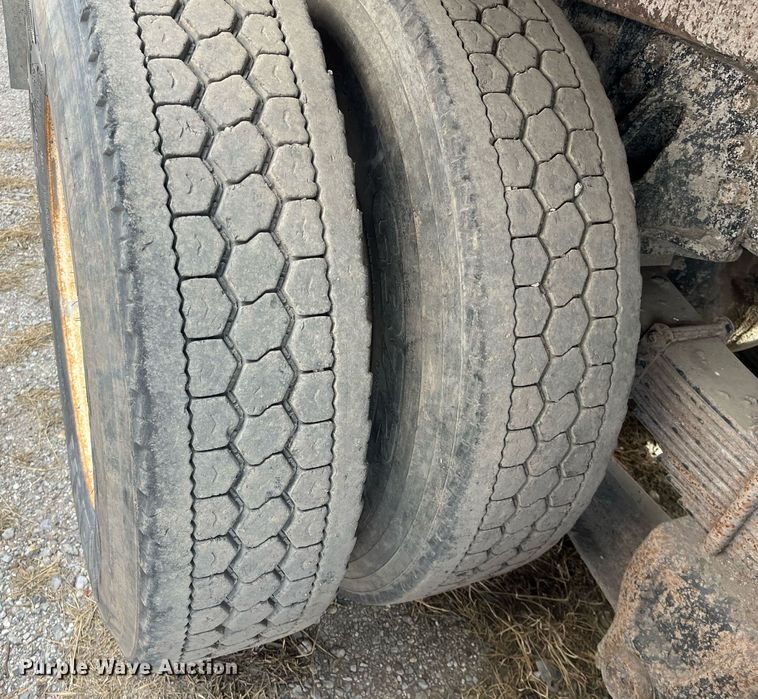 image for item DQ3990 1999 International 4900  dump truck