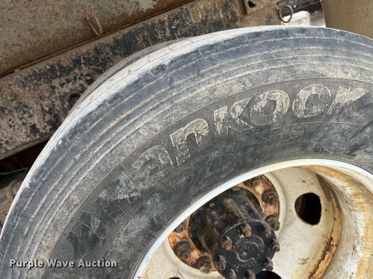 image for item DQ3990 1999 International 4900  dump truck