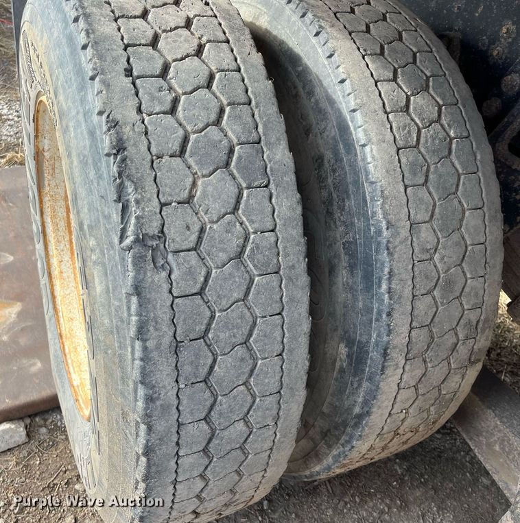 image for item DQ3990 1999 International 4900  dump truck