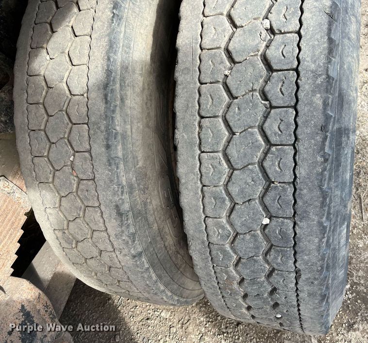 image for item DQ3990 1999 International 4900  dump truck