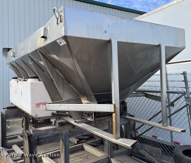 image for item DQ3990 1999 International 4900  dump truck