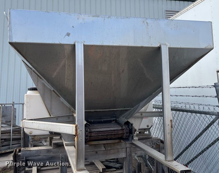 image for item DQ3990 1999 International 4900  dump truck