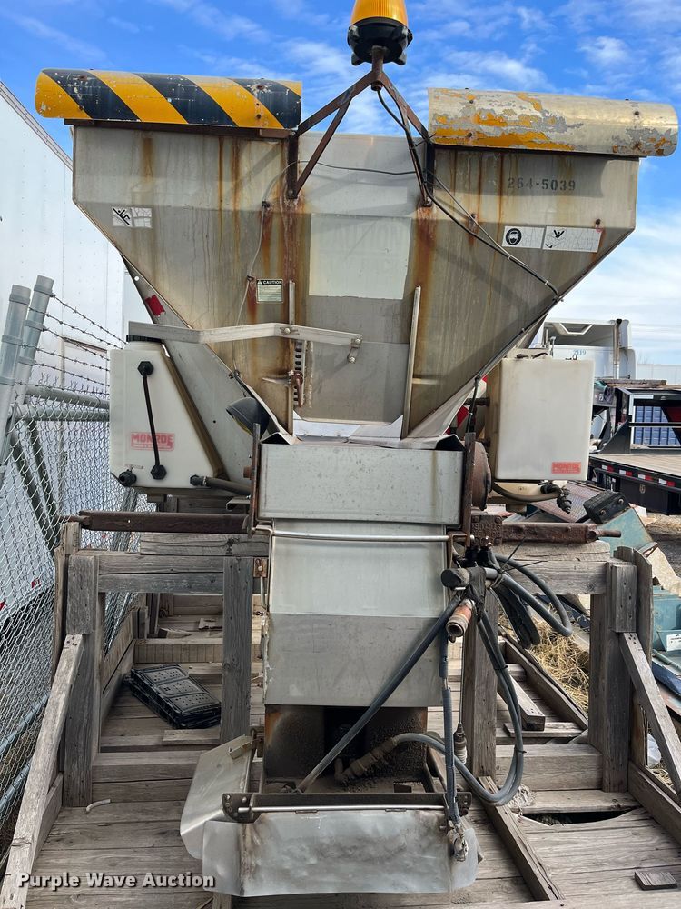 image for item DQ3990 1999 International 4900  dump truck