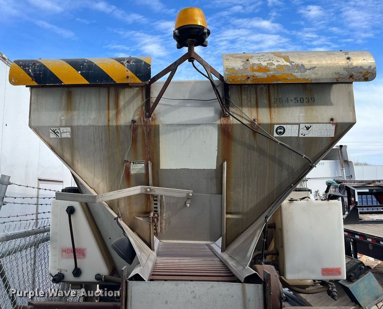 image for item DQ3990 1999 International 4900  dump truck