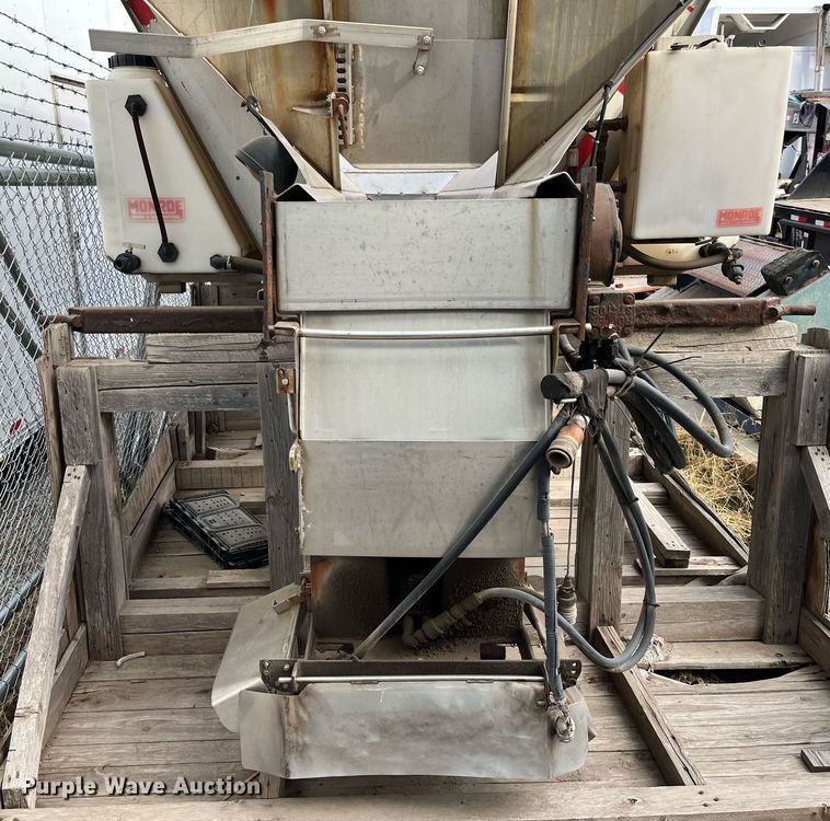 image for item DQ3990 1999 International 4900  dump truck