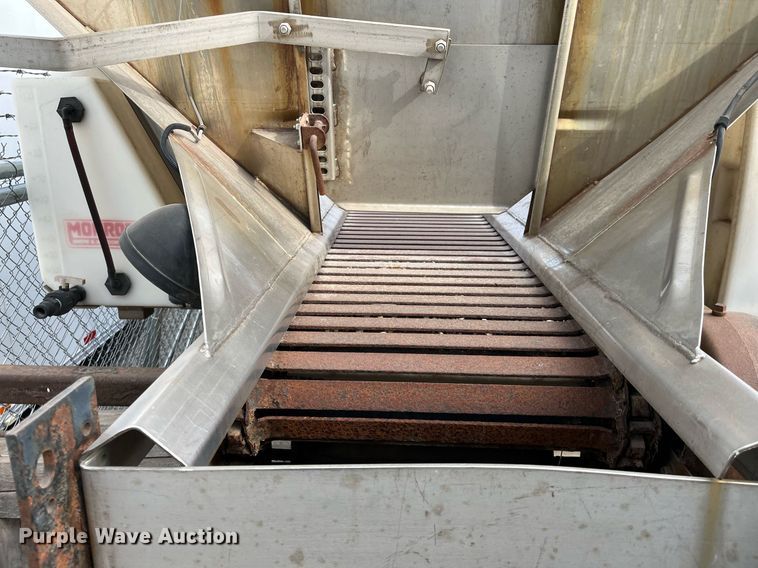 image for item DQ3990 1999 International 4900  dump truck