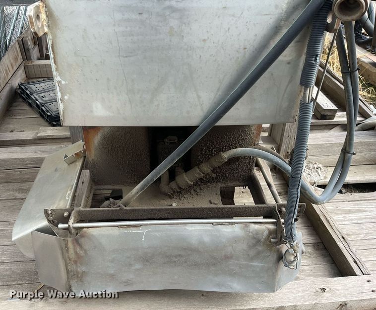 image for item DQ3990 1999 International 4900  dump truck