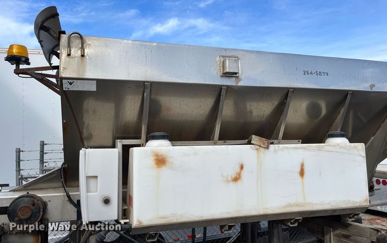 image for item DQ3990 1999 International 4900  dump truck