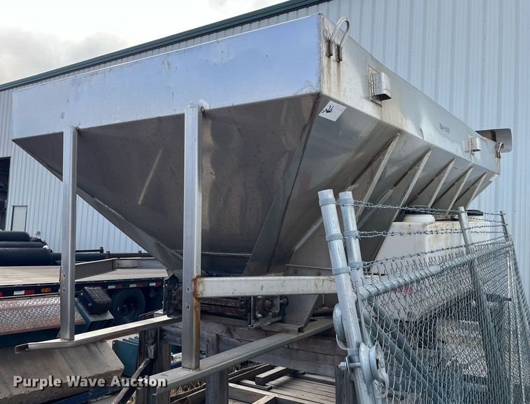 image for item DQ3990 1999 International 4900  dump truck