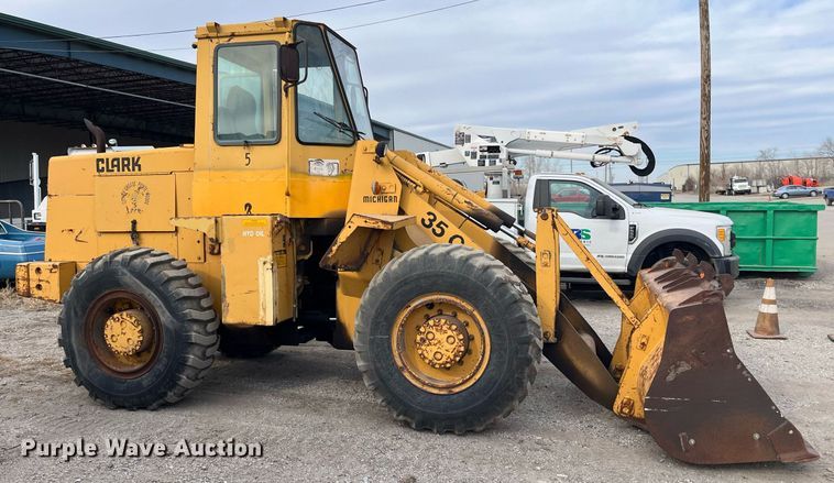 image for item DQ3991 1986 Clark 35GMC  wheel loader