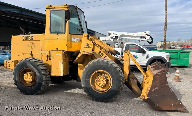image for item DQ3991 1986 Clark 35GMC  wheel loader