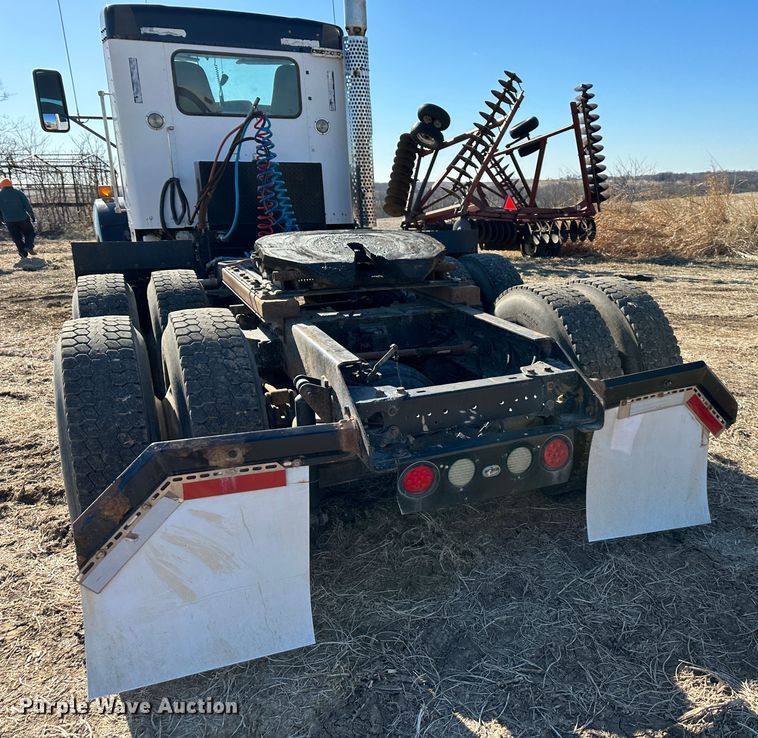 image for item DR6016 2009 Kenworth T800  semi truck